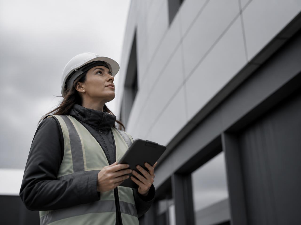 Engenheira realizando inspeção predial